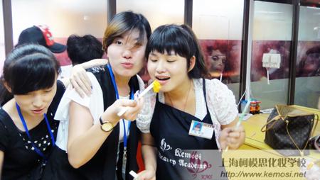 上海柯模思化妆学校韩国饮食文化体验活动_炒年糕